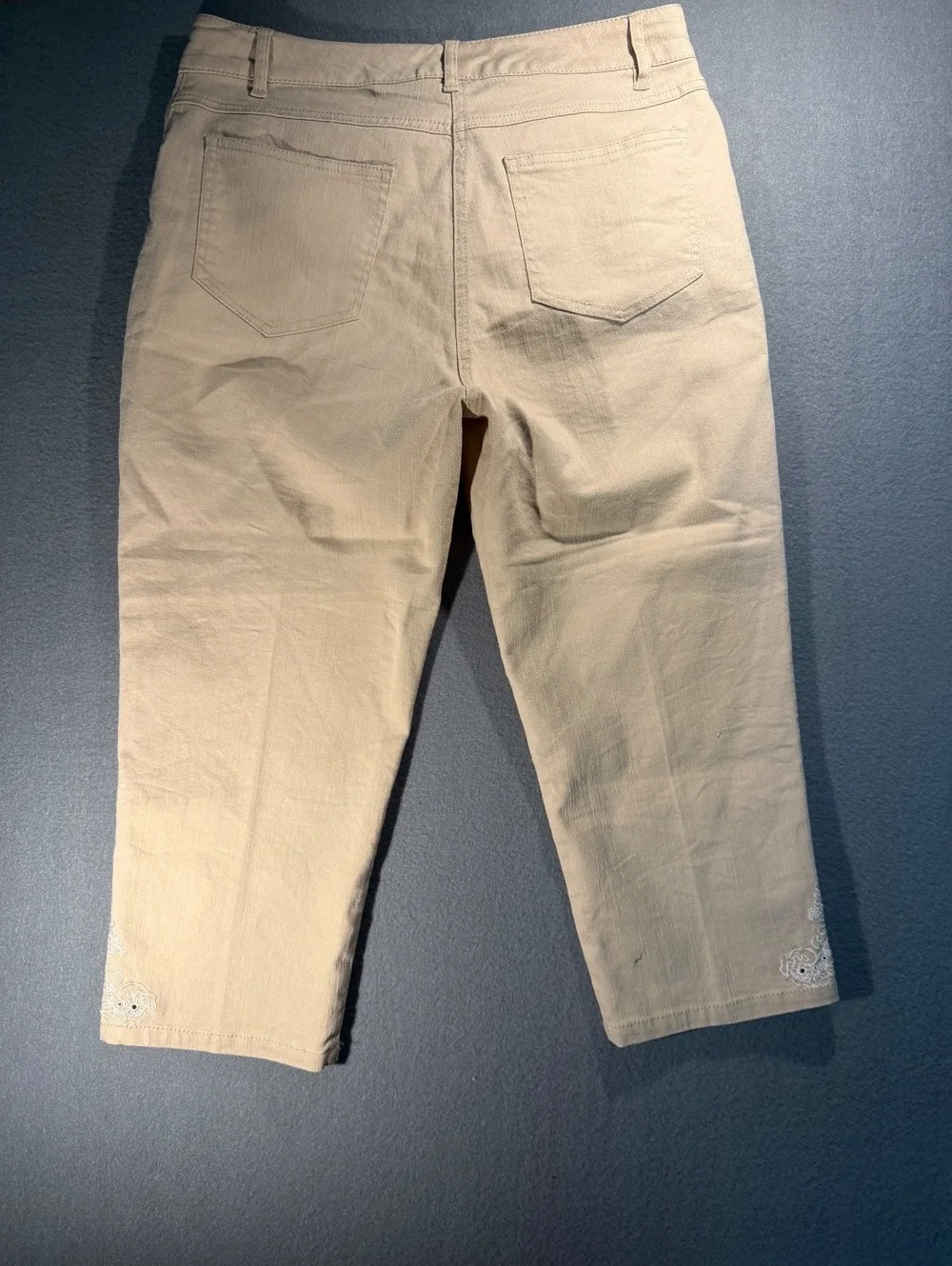 Ruby Rd. Beige Capri Pants with White Embroidery Size 8